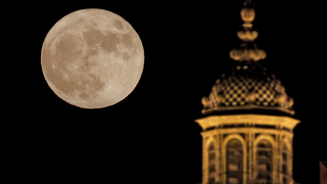 Imagen de 2016 con una superluna junto a una torre de la Catedral de Jerez.