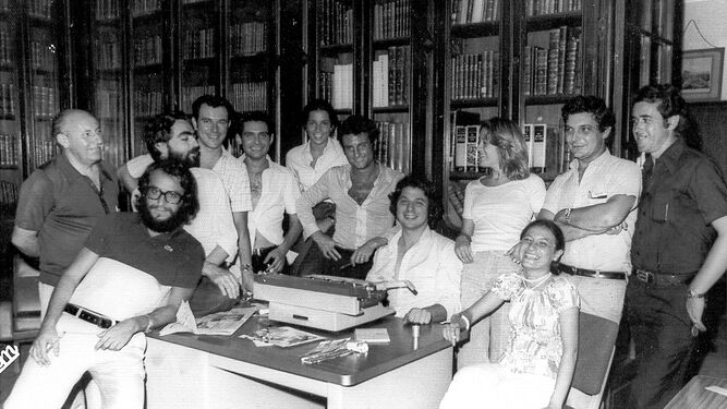 Gabriela Cañas, de pie tercera por la derecha en la histórica redacción del Diario a mediados de los años 70