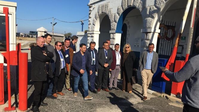 Un momento de la visita realizada por la delegación chiclanera a los astilleros de Gibraltar.