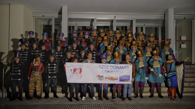 El coro 'Tócame', posando con la pancarta a favor de la donación de órganos.