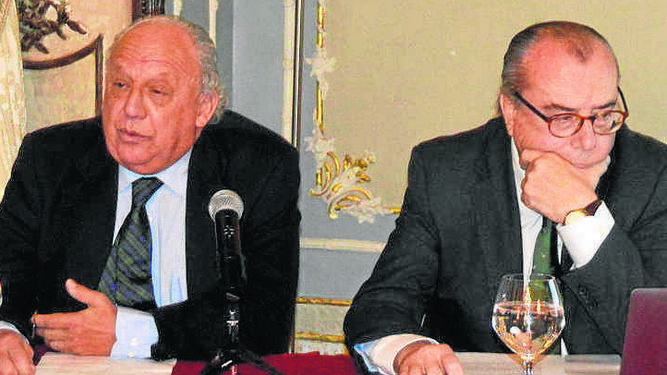 Juan Ramón Cirici y José María Otero, durante la conferencia en el Casino Gaditano.