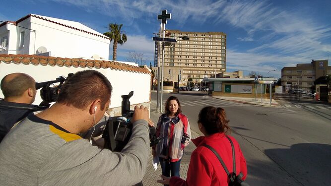 La parlamentaria de Vox, Ángela Mulas, a las puertas del hospital de San Carlos, en San Fernando.