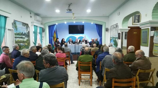 Reunión de la Asociación del Sector Naval Afectados por el Amianto, en la asociación de vecinos La Salina.