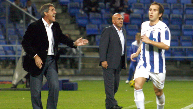 Paco Herrera (i), entrenador del Celta 2010/11, en una foto de aquella campaña.