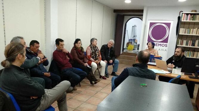 Un momento del encuentro mantenido por organizaciones políticas y sociales en relación al desempleo en Chiclana.