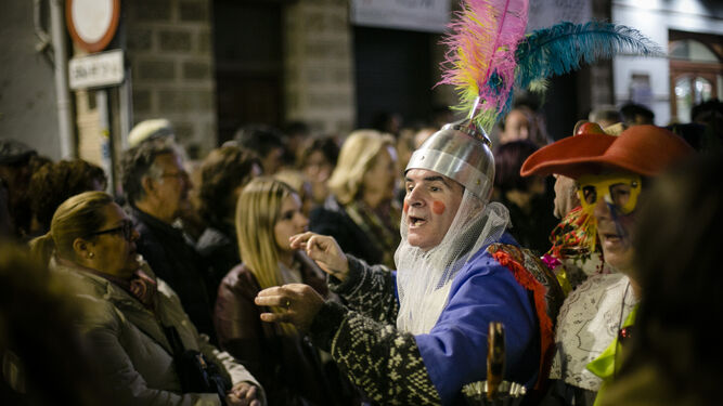 Una chirigota en el barrio del Pópulo en el Carnaval de 2019.