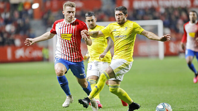 Espino intenta frenar el avance de Bogdan en el partido contra el Sporting.
