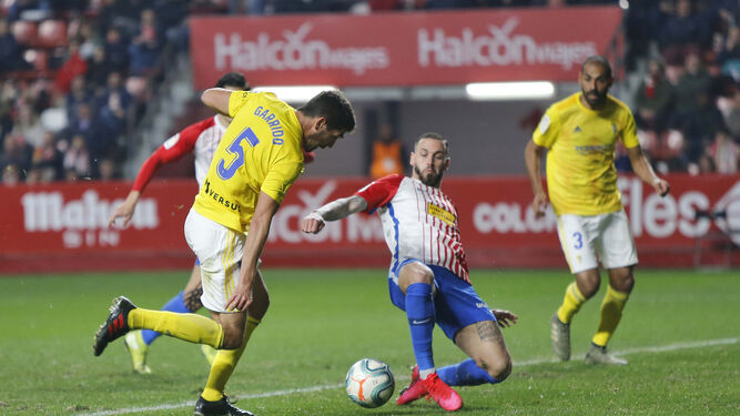 Garrido intenta rematar durante el partido contra el Sporting.