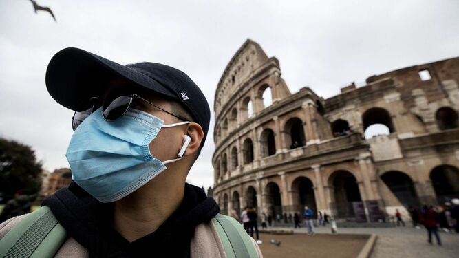 Turista protegido ante el Coliseo de Roma