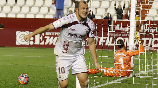 Zozulia celebra el gol con el que derrotó al Cádiz en Albacete en el minuto 92.
