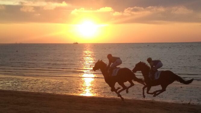Instantánea de una de las carreras de caballos disputadas el pasado verano en las playas de Sanlúcar.