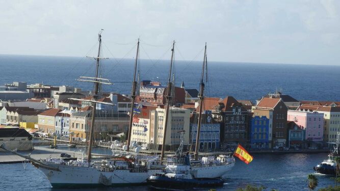 El ‘Elcano’ , arribando al puerto de Willemstad.