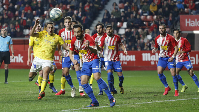 Cala, en acción contra el Sporting, calificó de final el partido con el Almería.