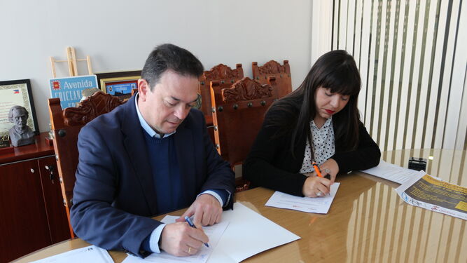 Momento de la firma del convenio entre Emsisa y la asociación Arrabal.