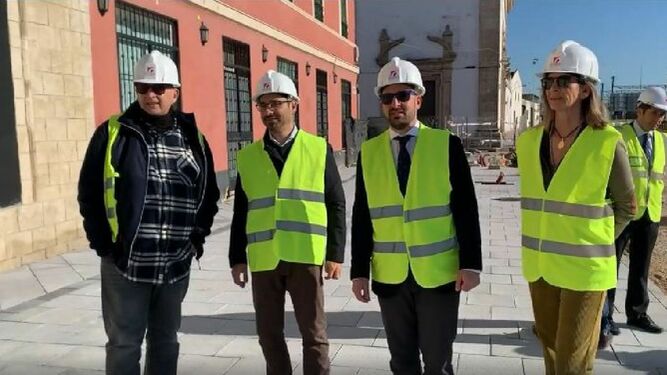 El alcalde, la edil de Urbanismo, Antonio Caraballo y Pedro Serrano, durante la visita.
