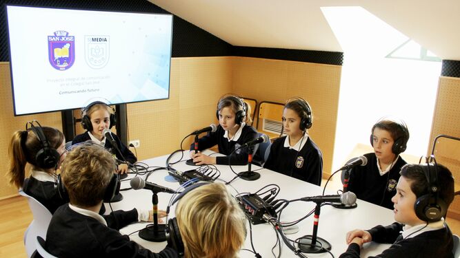 Alumnos locutores en el aula de radio.