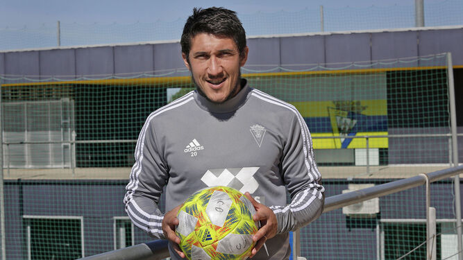 Espino sostiene un balón mientras posa para la entrevista de 'Diario de Cádiz'.