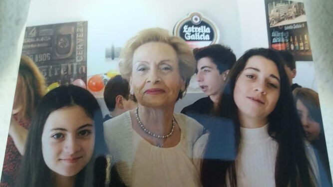 Pilar Ravina con sus nietas Matina Marín y Rocío Márquez Ravina.