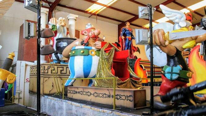 Las carrozas de la cabalgata del Carnaval de Sanlúcar, listas para este domingo.