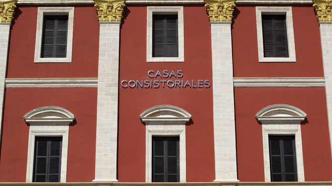 El rótulo colocado en la fachada principal del Ayuntamiento, donde antes estaba el azulejo del Sagrado Corazón.