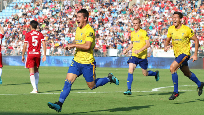 Espino celebra el gol que marcó y dio la victoria al Cádiz en Almería en la primera vuelta.