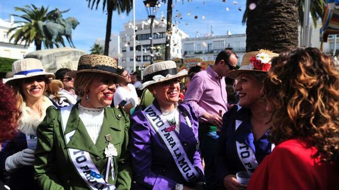 La alcaldesa y varias concejalas del gobierno, disfrazadas de sufragistas, el viernes en la Plaza del Rey.
