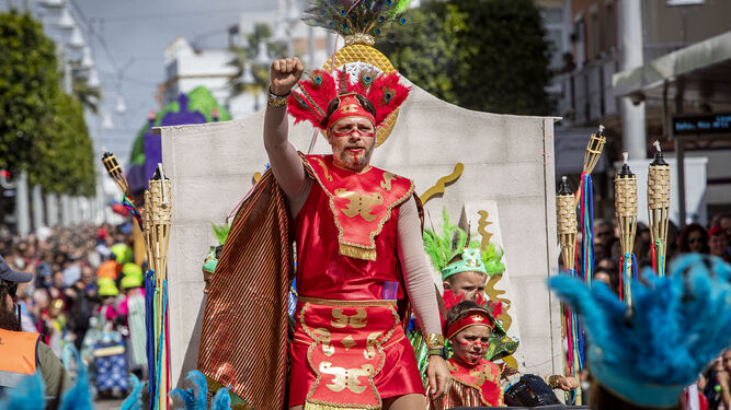 Fiesta y diversi&oacute;n en la cabalgata del Carnaval de San Fernando