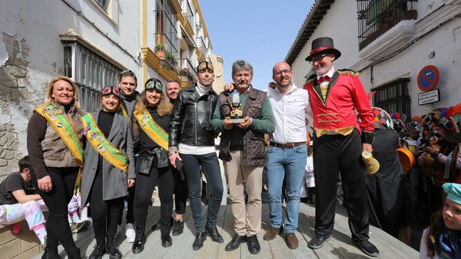 El alcalde (segundo por la derecha),  en una imagen tomada con algunos de los protagonistas y técnicos de la Fiesta.