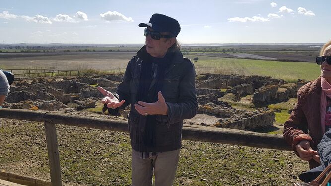 El arqueólogo y catedrático Diego Ruiz Mata, durante una de las visitas guiadas a la bodega fenicia de Doña Blanca.