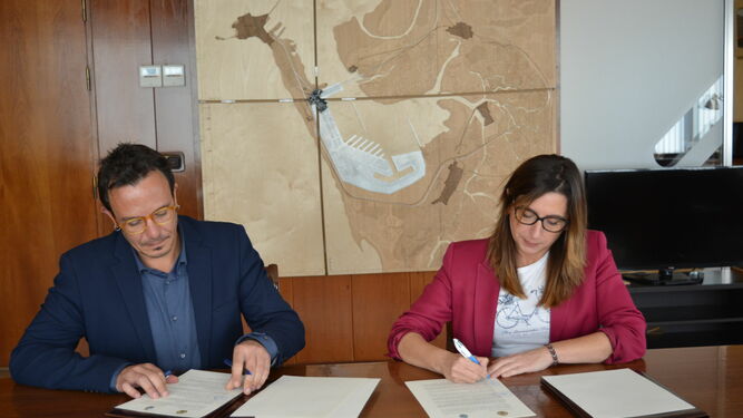 Imagen de archivo de la firma de un acuerdo entre el alcalde José María González 'Kichi' y Victoria Rodríguez, sobre el polígono exterior de Zona Franca