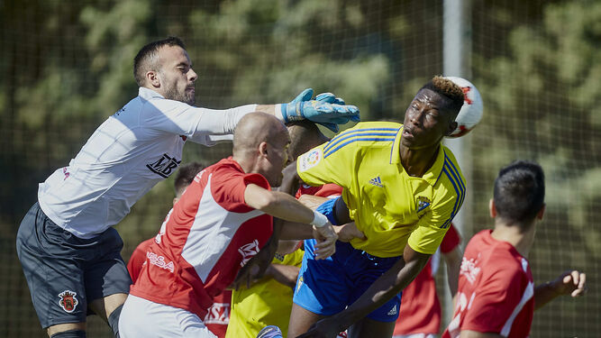 Momo Mbaye intenta cabecear en un partido de la pasada campaña con el Cádiz B.