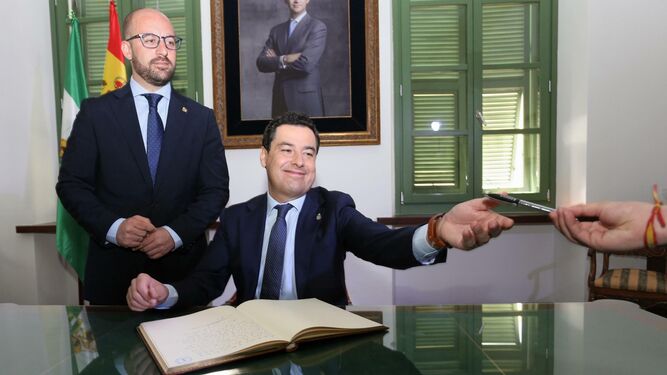 El presidente de la Junta y el alcalde, durante la firma en el Libro de Honor del Ayuntamiento.