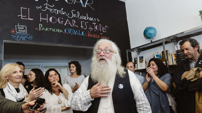 El poeta y ex sin hogar Luis Aranzana 'Carita de Plata' recitó unos versos en la inauguración del Hogar Fermín Salvochea.