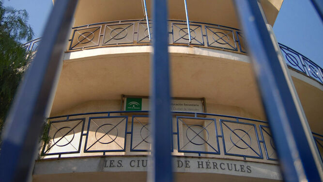 Fachada principal del IES Ciudad de Hércules, donde se celebrará la cita.