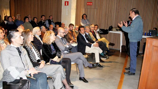El profesor Diego Ruiz Mata, anoche durante la presentación de la Fundación.