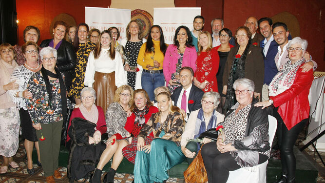 Foto de familia tras la entrega de  los premios ‘Mujeres con  luz propia’ en El Cortijo.