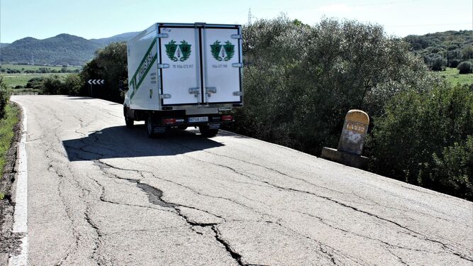 Una de las enormes grietas que pueden visualizarse en la calzada en muchos tramos de la carretera del Castaño, que une Benalup con la autovía Jerez-Los Barrios (A-381).
