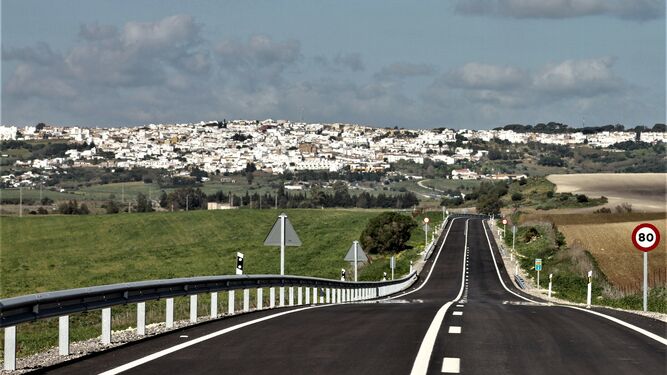 La Consejería de Fomento ha arreglado 4,2 de los 22,4 kilómetros de la carretera del Castaño. Al fondo de la imagen, Benalup.