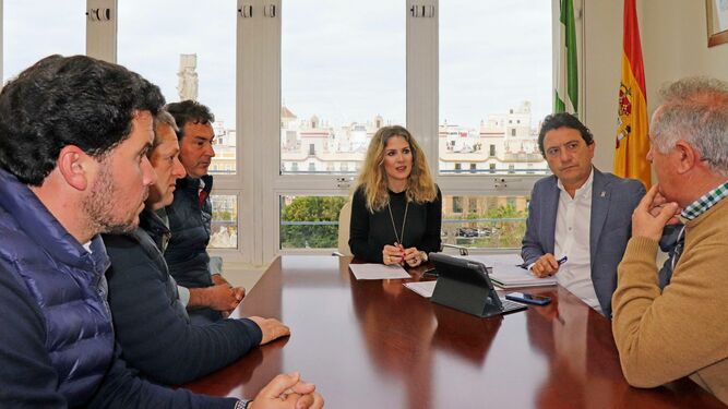 Representantes agrícolas de La Algaida, reunidos con la delegada del Gobierno andaluz en Cádiz, Ana Mestre.