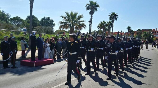 Desfile militar ante las autoridades y el público asistente al acto.