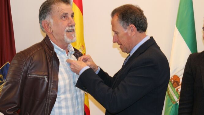 Momento en el  que el alcalde impone la Insignia del Ayuntamiento a Bartolomé Sánchez.