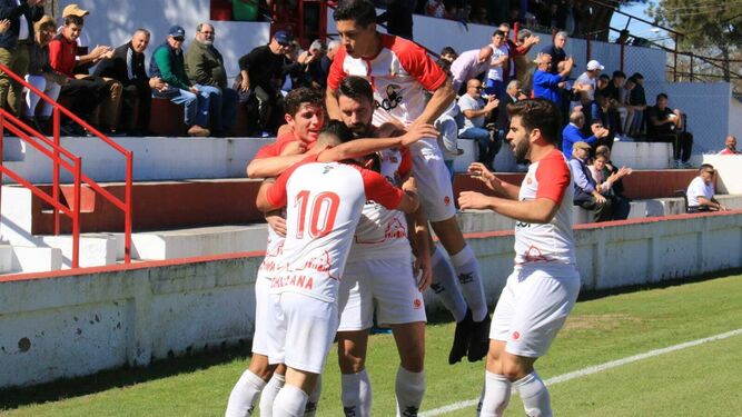 Varios jugadores del Chiclana celebran el gol de Cornejo, que les daba la victoria ante La Palma.