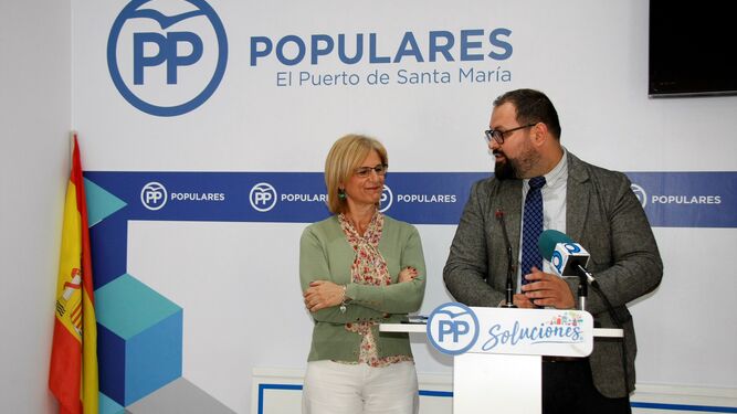 María José Pelayo y Javier Bello hoy por la mañana en la sede del partido durante la rueda de prensa.