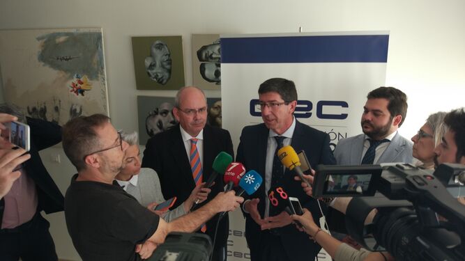 El vicepresidente de la Junta, Juan Marín, atiende a los medios durante su visita a la CEC.