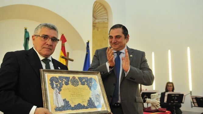 Antonio González Vázquez recibe el reconocimiento al Cargador Distinguido.