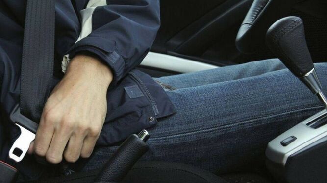Un hombre se coloca el cinturón de seguridad en el coche.