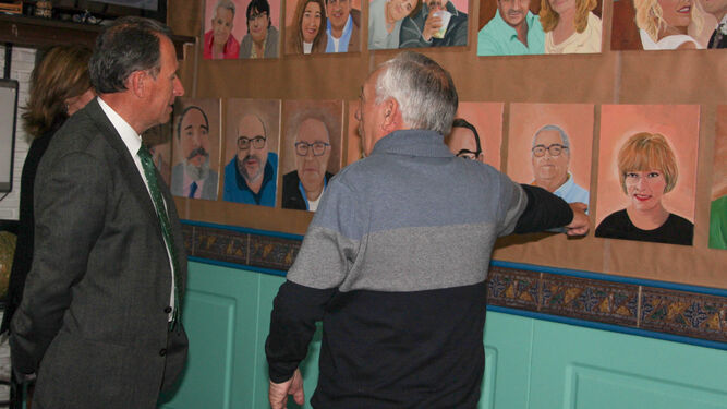 Diego Leal con el alcalde visitando la exposición.