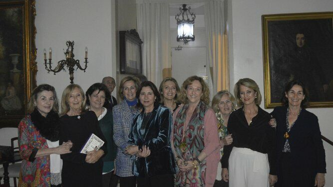Beatriz y Ana León, Vicky Domecq, Marisol Mora-Figueroa, Rocío León, Prado Buendía, Rocío Morenés, Rosario León, Reyes Cavero y Ana Clara Maestre.