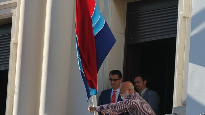La bandera del municipio será izada esta tarde en la entrada del municipio.