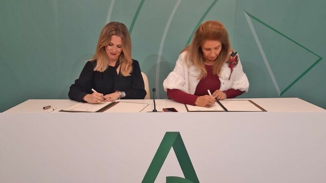 Ana Mestre y Josefa Díaz, durante la firma del protocolo.
